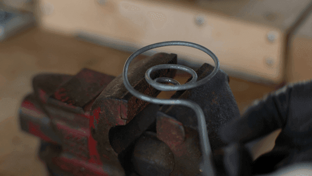 바이스에 고정된 금속 와이어