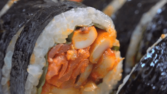 매운 한국 김밥의 클로즈업