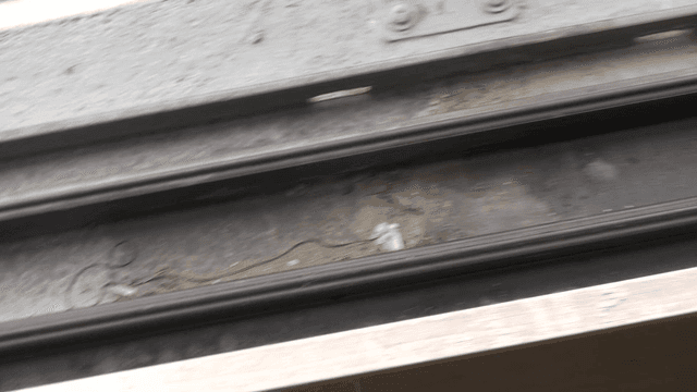 먼지가 쌓인 창틀의 클로즈업