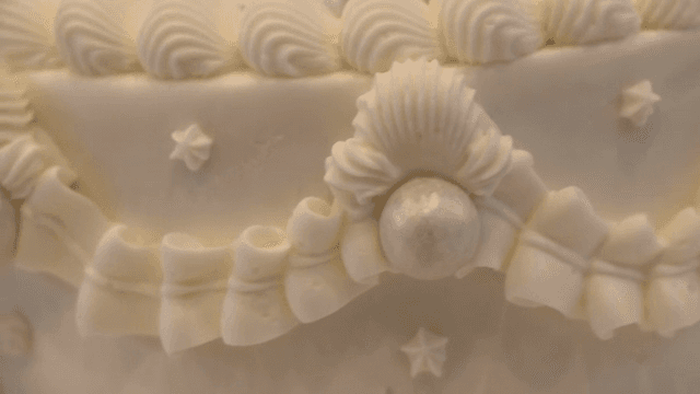 정교한 흰색 케이크 장식 세부사항