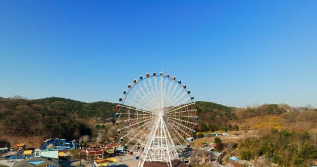 Ferris wheel in a scenic outdoor amusement park