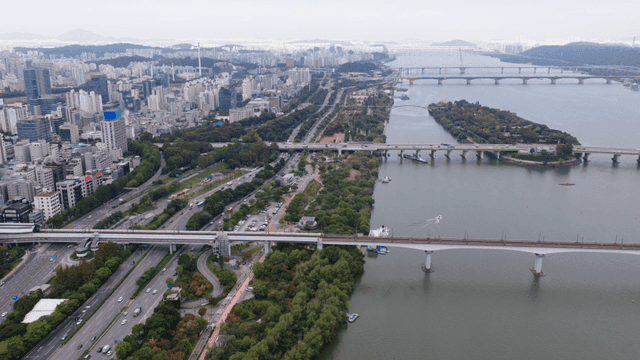 강과 다리가 있는 도시 전경