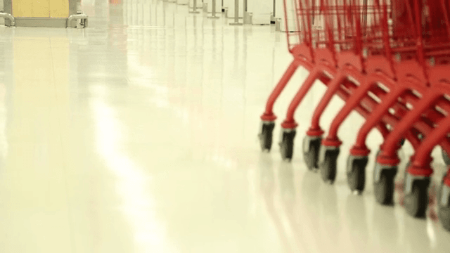 슈퍼마켓 통로의 빨간 쇼핑카트