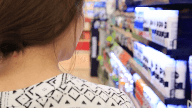 마트에서 쇼핑하는 여성