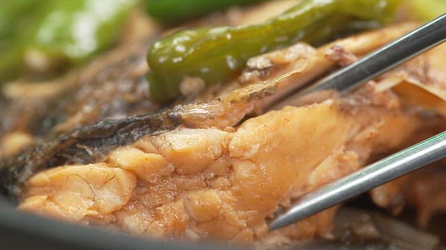 젓가락으로 들어올리는 오동통한 생선살