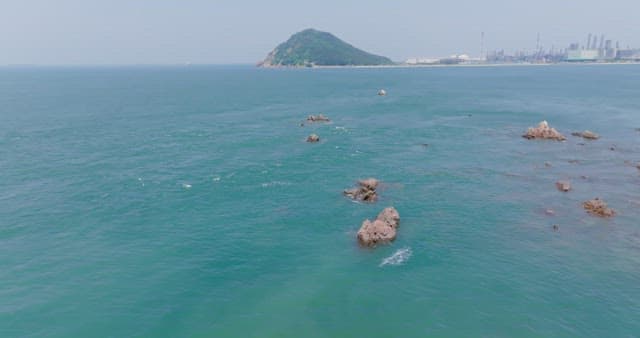 멀리 섬이 보이는 해안 풍경