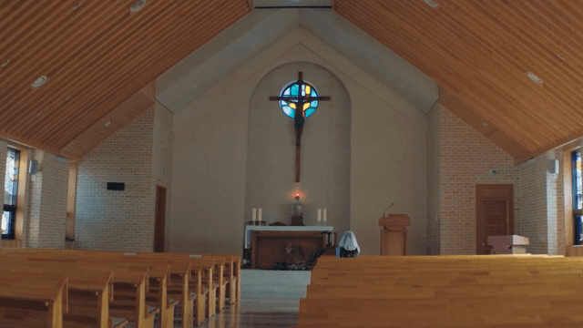 조용한 성당 내부와 스테인드글라스