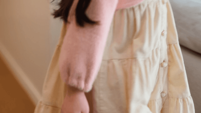 거실로 뛰어오는 핑크 스웨터를 입은 아이