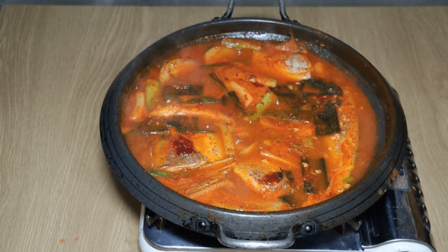 휴대용 버너 위에서 끓는 갈치조림