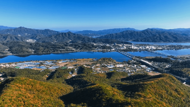 광활한 산과 근처 농촌 마을의 경치