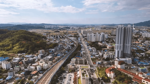 Sprawling cityscape with tall buildings