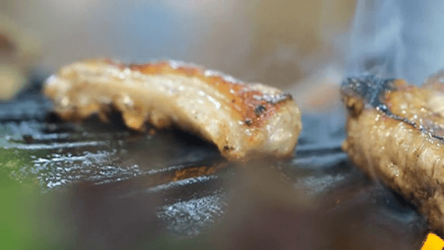 뜨거운 그릴 위에서 지글거리는 생갈비