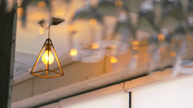 따뜻한 조명 아래 걸린 와인잔