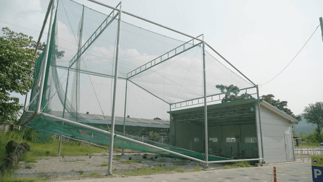 Outdoor golf cages and nets