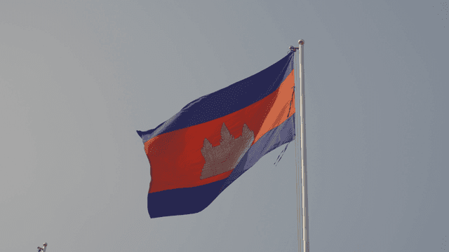 바람에 펄럭이는 캄보디아 국기