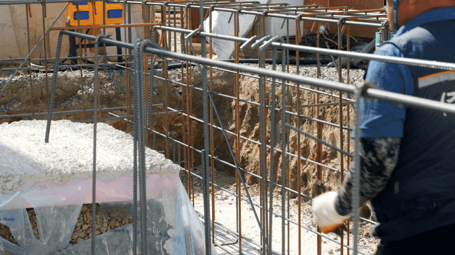 건설 현장에서 철근을 다루는 작업자