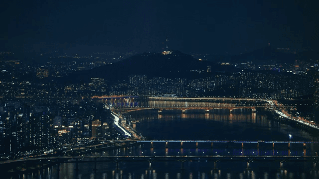 조명이 켜진 다리가 있는 도시의 야경