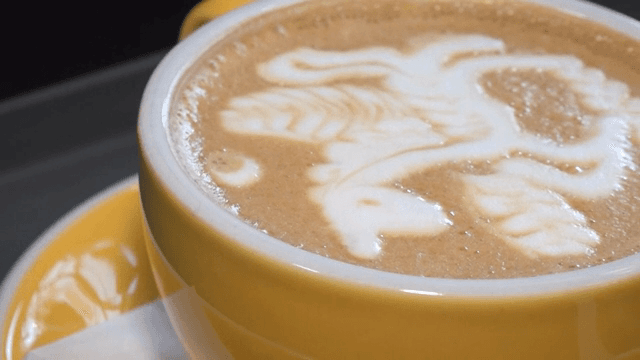 유니콘 디자인이 있는 라떼 아트