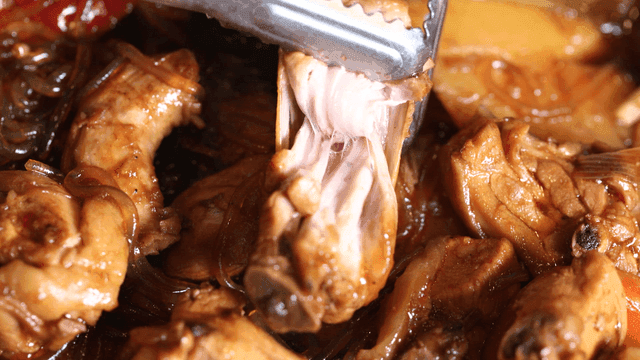 Tongs for tearing apart braised chicken cooked in soy sauce and vegetables