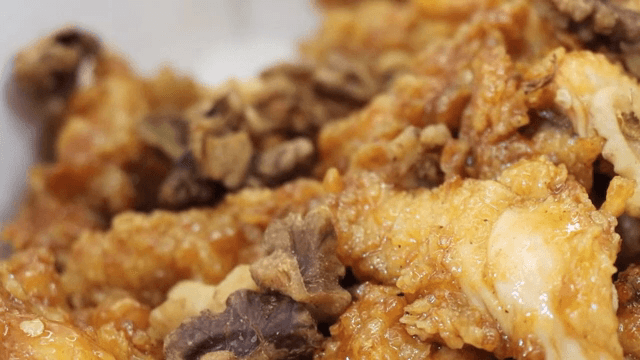 Walnuts sprinkled over deep-fried and braised chicken
