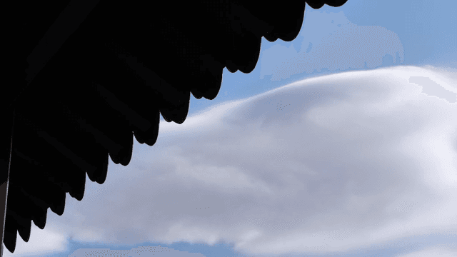 구름 낀 하늘과 전통 한국 지붕