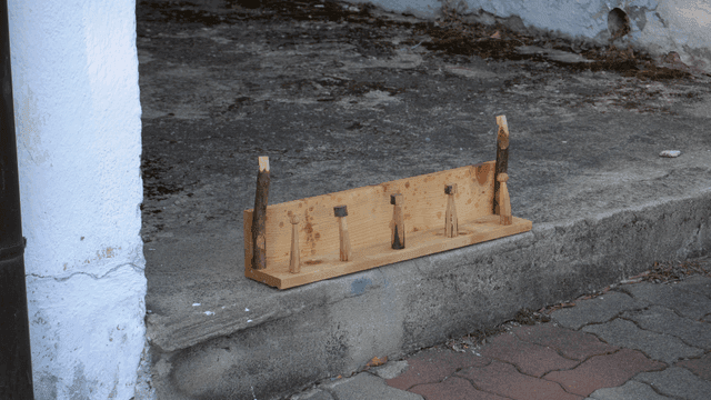 콘크리트 계단 위의 나무 거치대