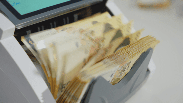 Counting machine processing banknotes