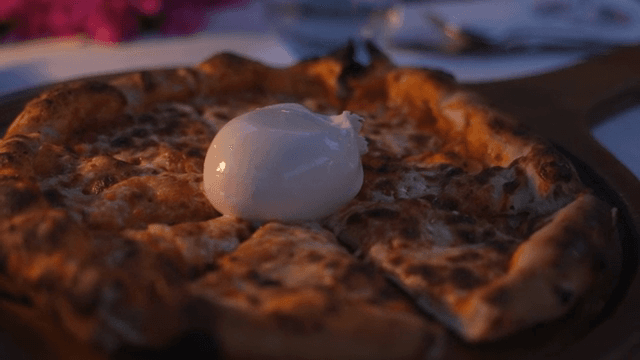 부라타 치즈가 올려진 피자