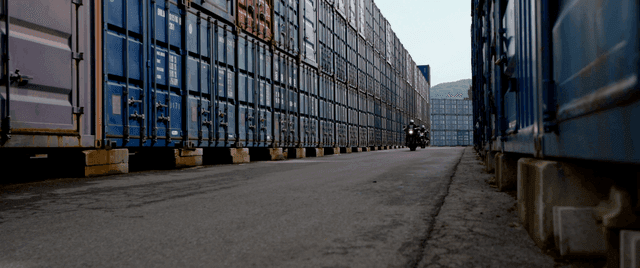 컨테이너 사이를 달리는 오토바이