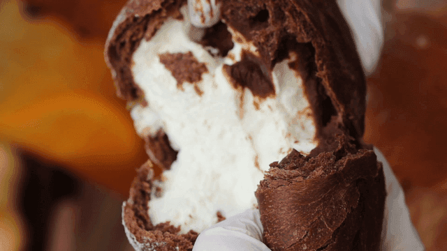 크림이 들어간 빵을 찢는 장면