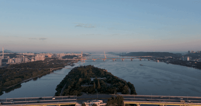 강 위에 다리가 있는 도시 풍경
