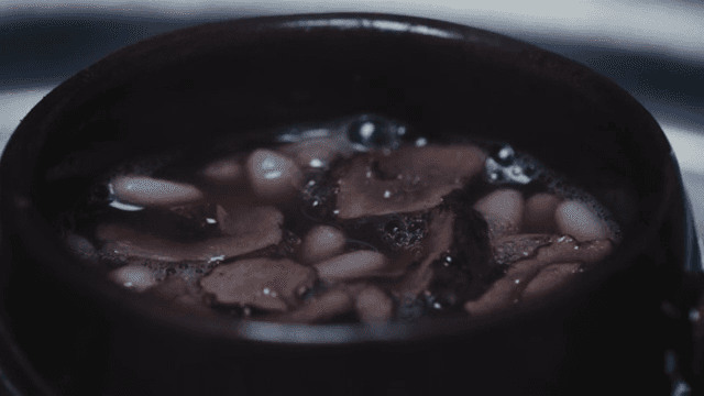 견과류와 계란 노른자가 띄워진 쌍화탕