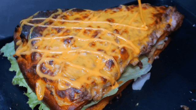 치즈 소스를 뿌리는 피자 버거