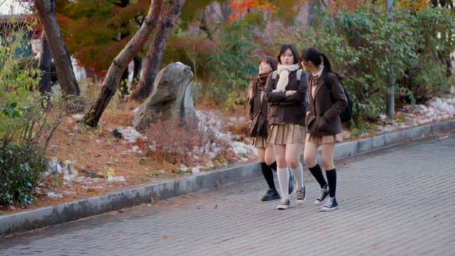 겨울에 거리를 걷는 학생들