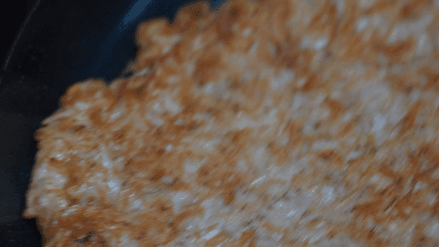 팬에서 요리 중인 바삭한 새우전