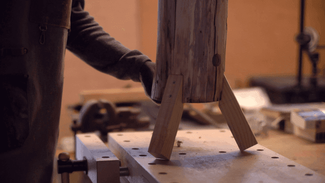 작업장에서 도구를 사용한 목공