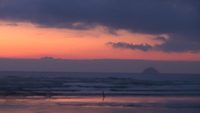 고요한 해변에 내리는 황혼빛