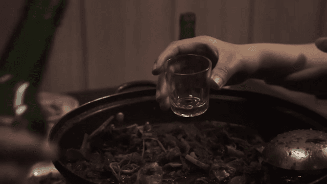 술을 건네는 손