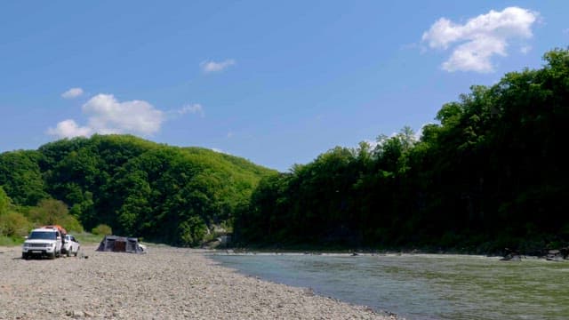 차와 텐트가 있는 강변