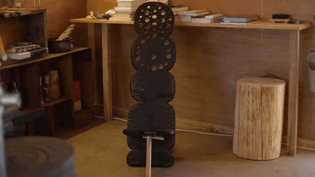 아늑한 실내 공간의 나무 조각상