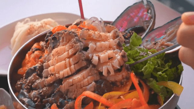 신선한 해산물 비빔밥과 채소