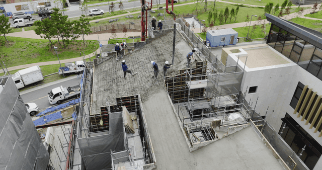 콘크리트를 붓는 건설 노동자들