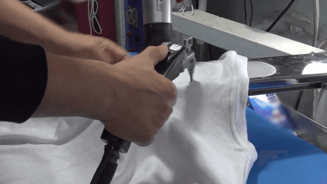 실내에서 흰 옷을 다리는 손