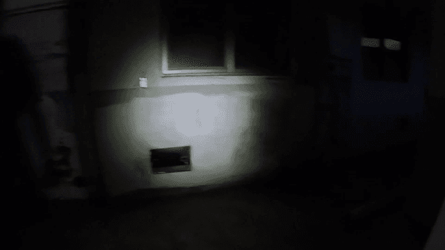 녹슨 문이 있는 어두운 복도