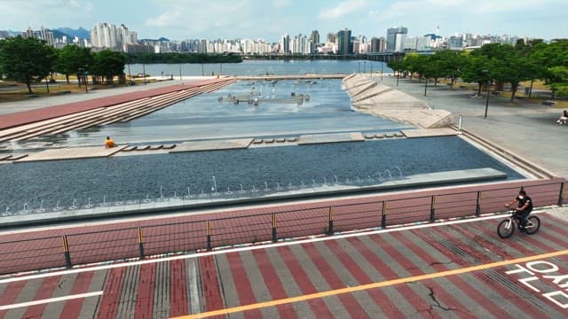 광장에 분수가 있는 현대 도시 공원