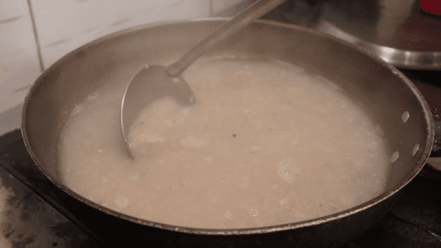 국자로 죽을 끓이는 모습