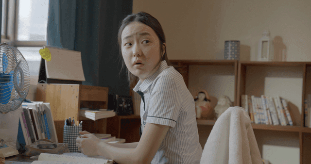 책상에서 답변하는 소녀