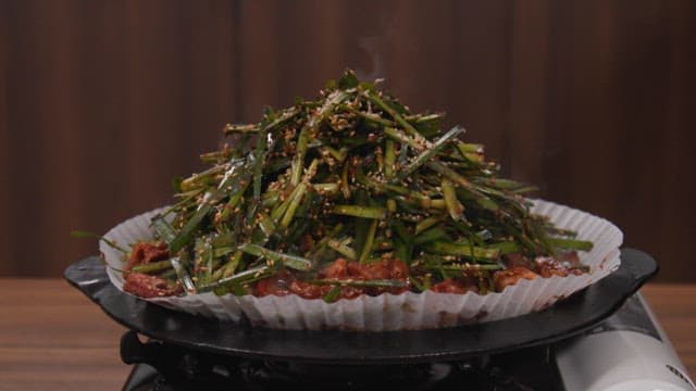 부추가 가득 올라간 쭈꾸미 볶음