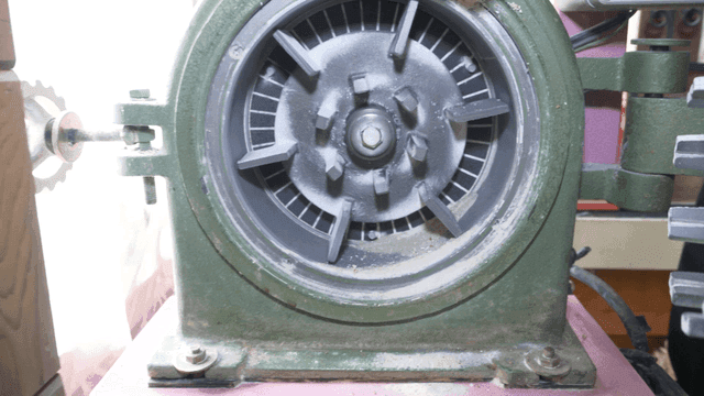 개봉된 맷돌 방식 기계