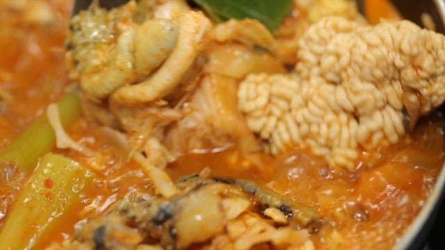 냄비에서 끓고 있는 삼숙이탕